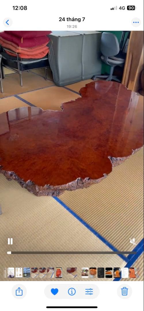 自然な形状の茶色い座卓　花梨