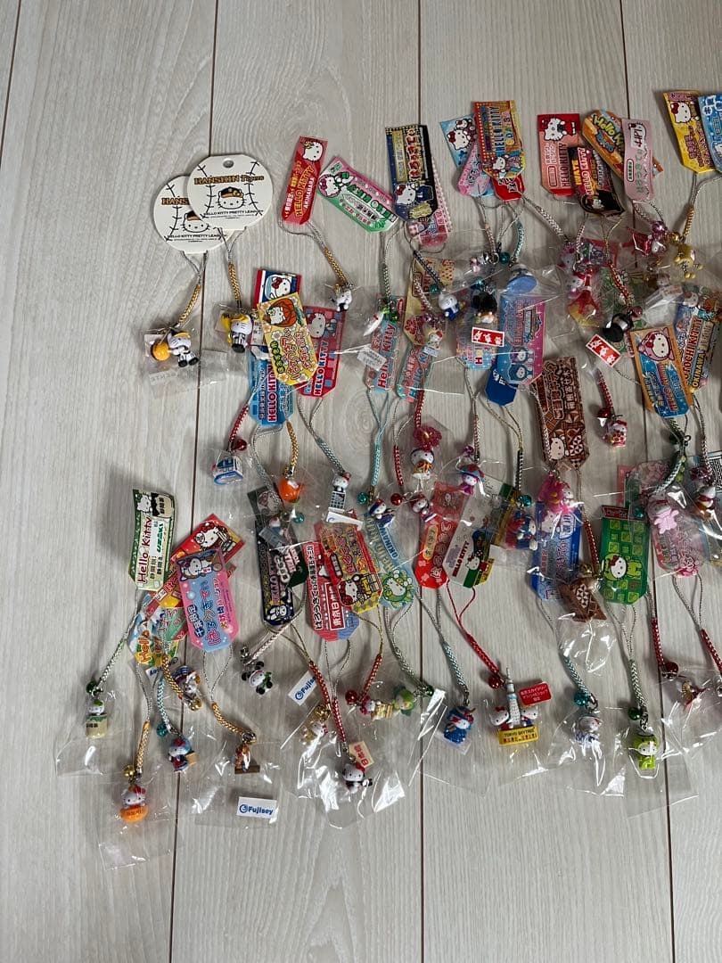 【未使用】ハローキティ☆ストラップ　根付け　まとめ売り　124個