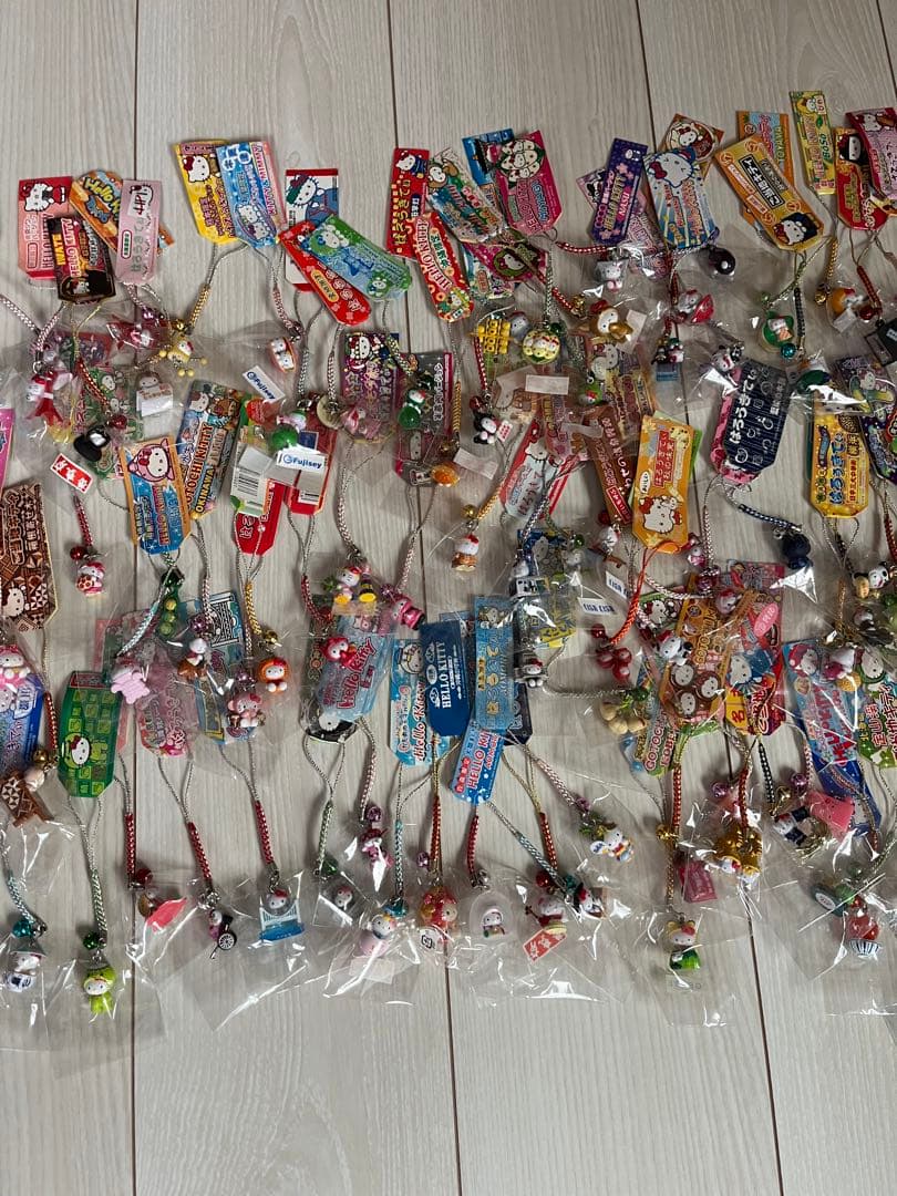【未使用】ハローキティ☆ストラップ　根付け　まとめ売り　124個