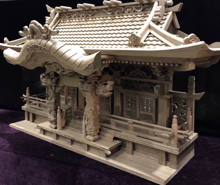 埋れ林 神代桧 入母屋作り三社