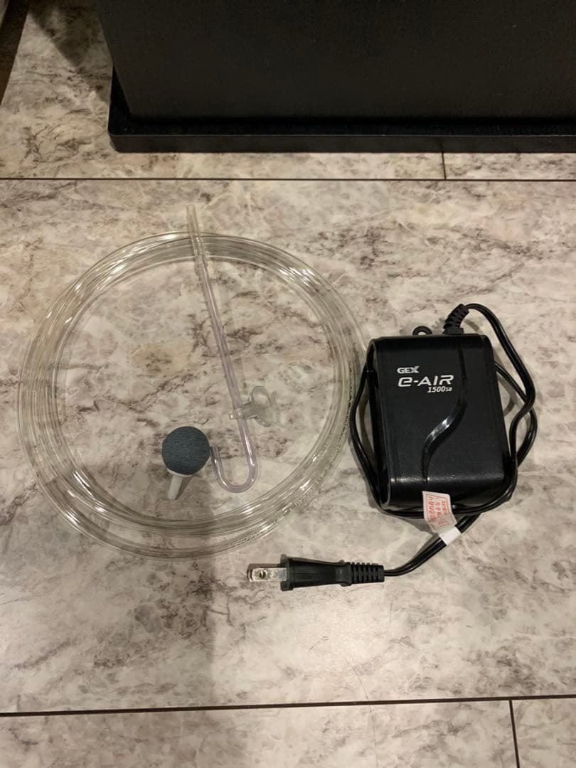 せ*い様 【引き取り限定】30㌢キューブガラス水槽 LEDライト付き 流木と岩の