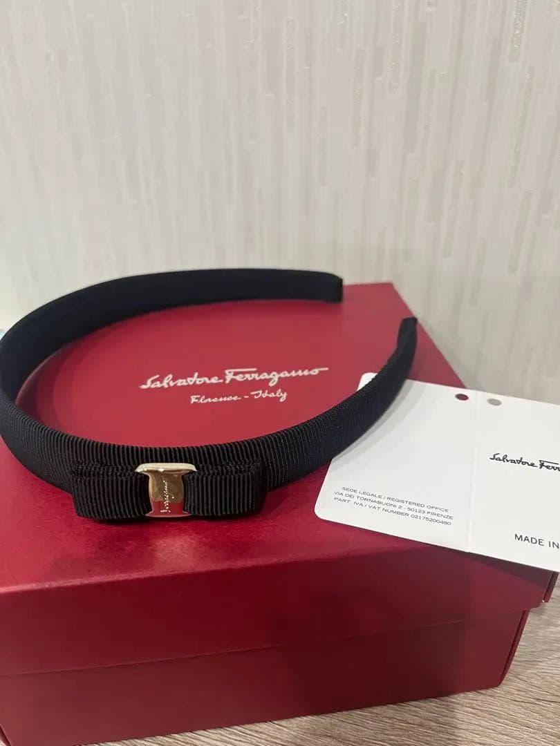 新品★Salvatore Ferragamo ブラック　シルバー　カチューシャ