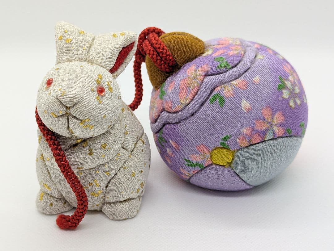 うさぎの木目込み人形　小島孝司　鈴を引っ張る兎