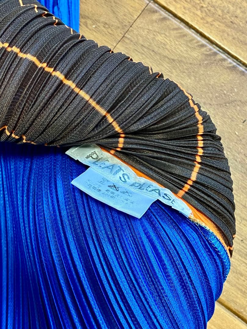 PLEATS PLEASE タンクトップ（オレンジ・黒・青）