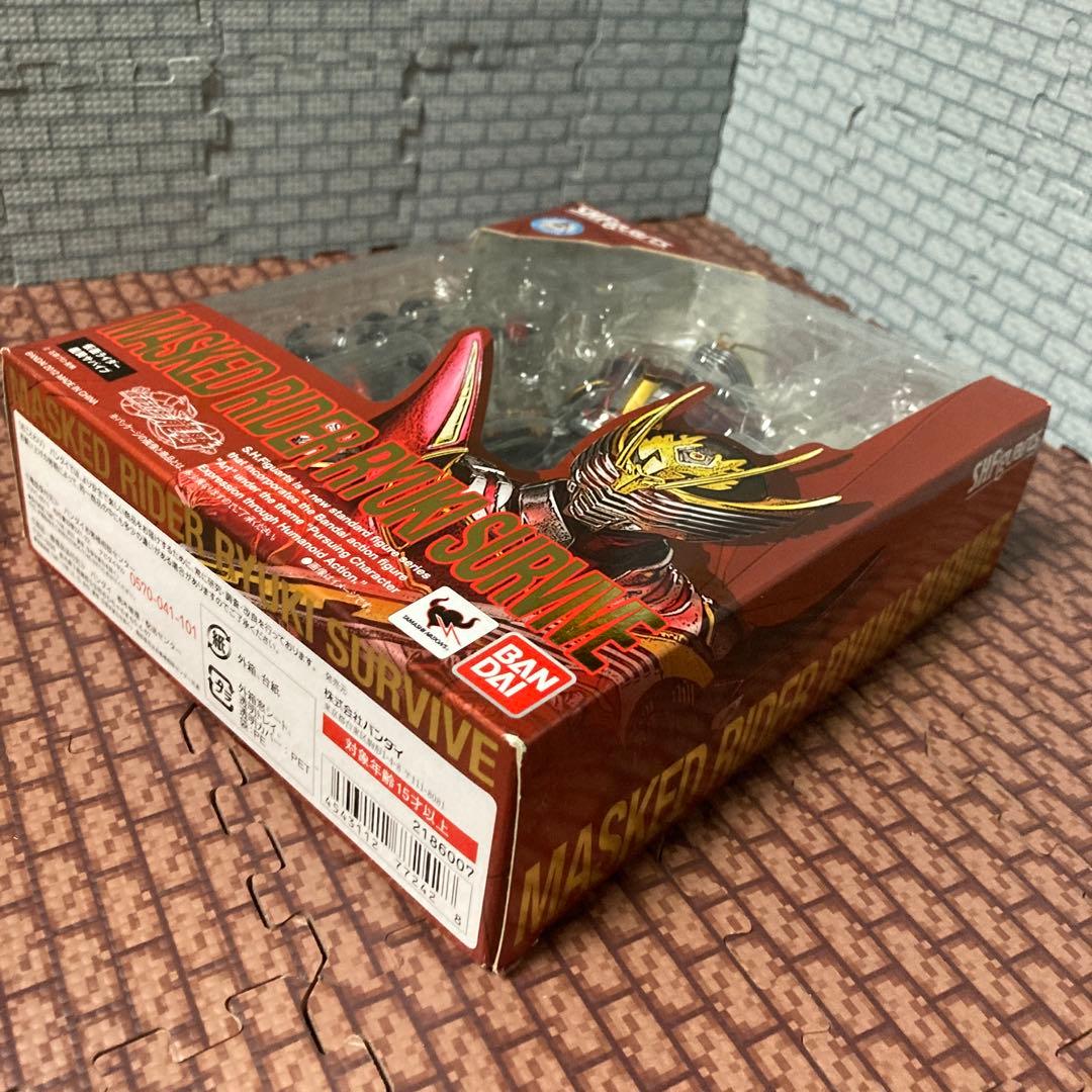 S.H.Figuarts 仮面ライダー龍騎サバイブ