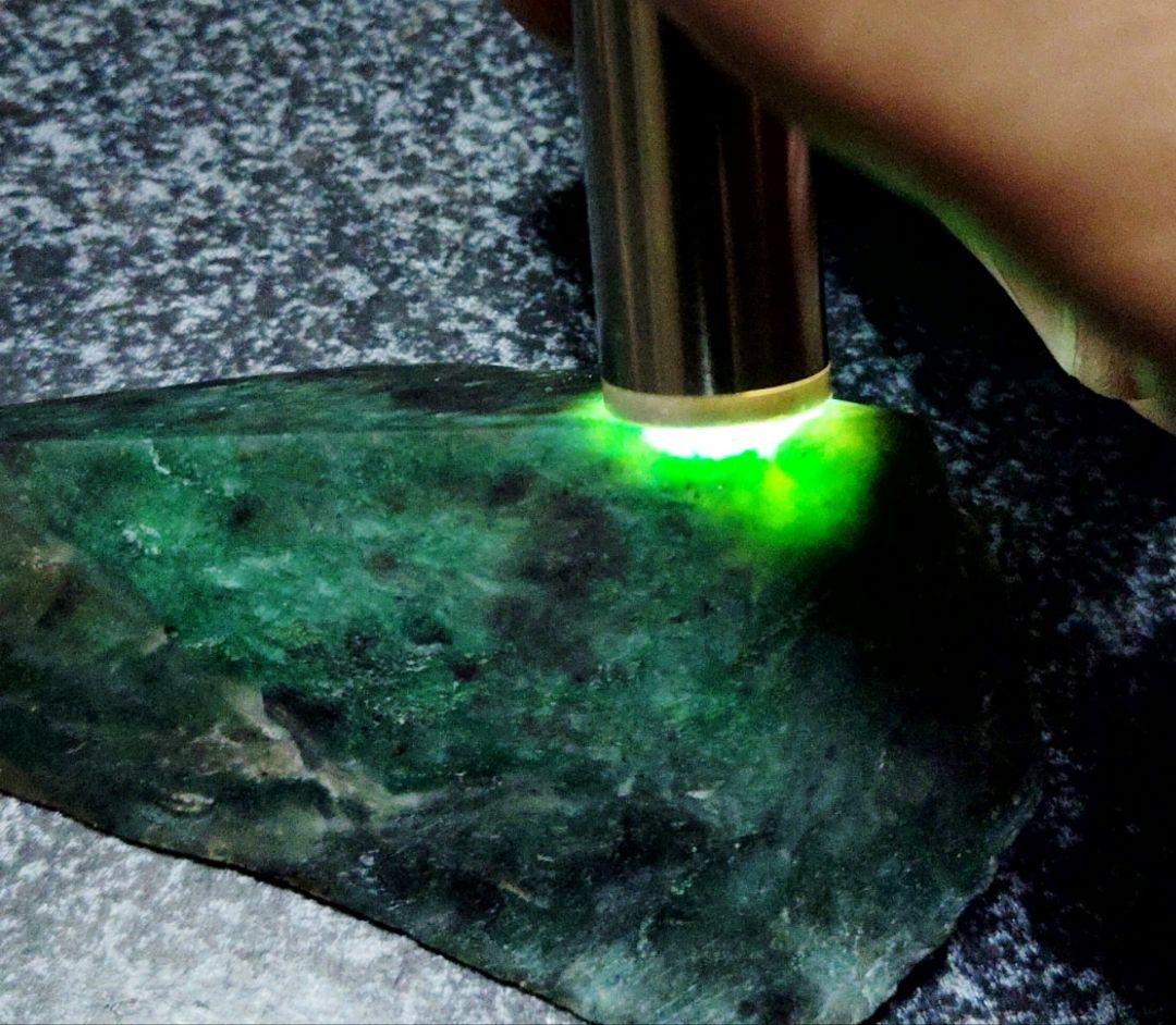 ★翡翠原石★糸魚川硬玉【山之坊コスモクロア・切り出し端材49ｇ】