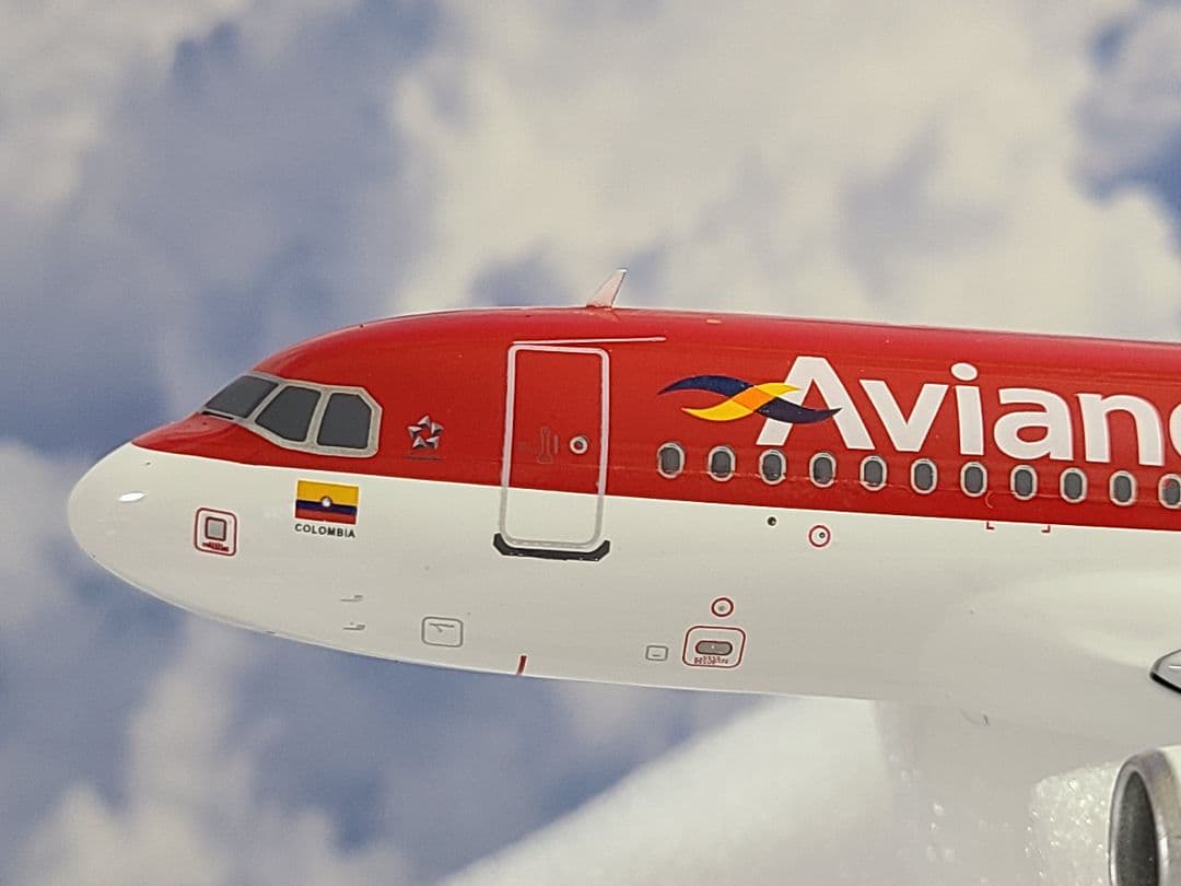 1/200 A319-112 アビアンカ航空 HK-4553 スタンド付属