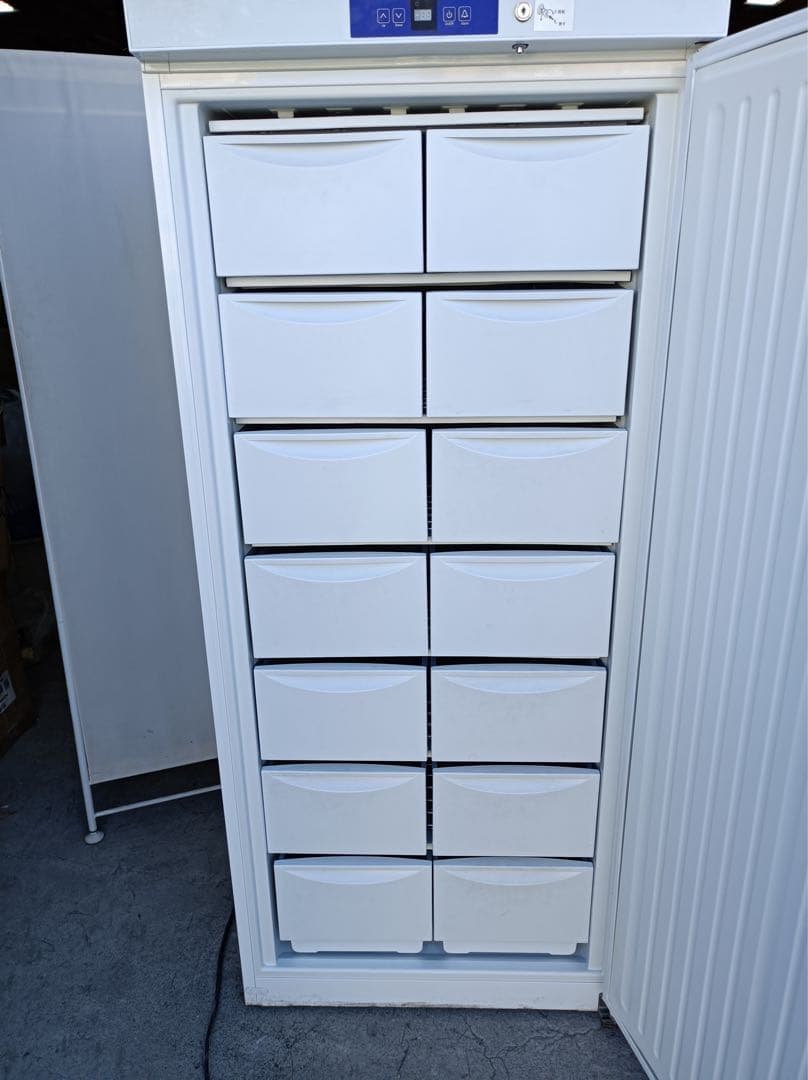 八6757【配送設置料金込み】DAIREI 冷凍庫 472L SD-521