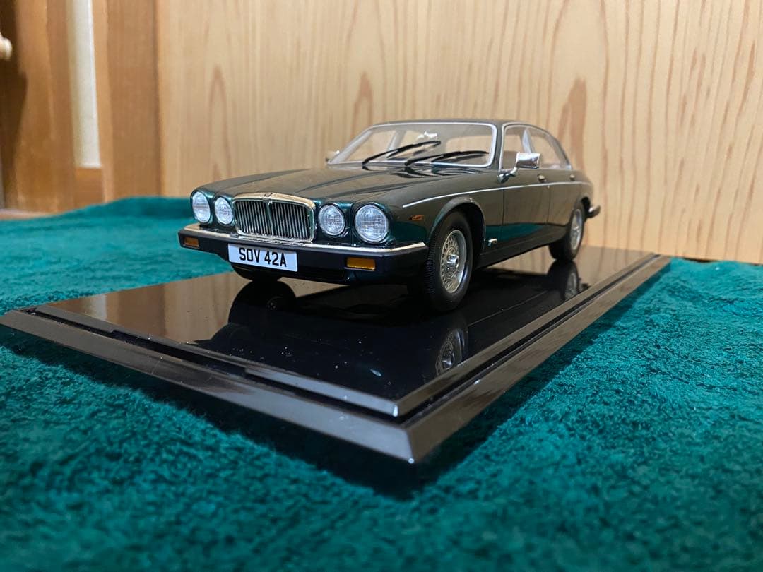 ジャガー XJ6 SIII グリーン 1/18スケール Cult製 ミニカー