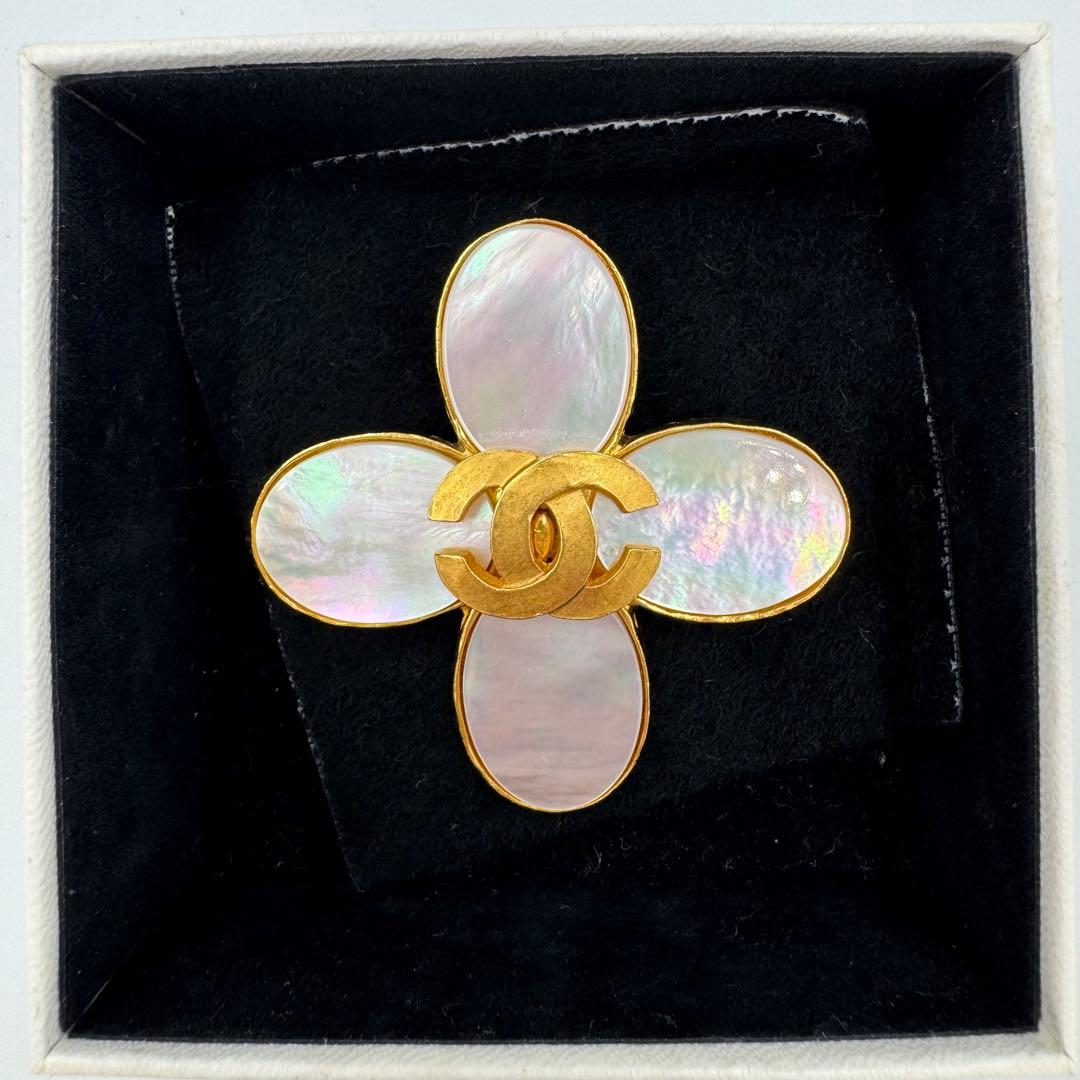 CHANEL ブローチ ココマーク フラワー ホワイトシェル ゴールド 95A