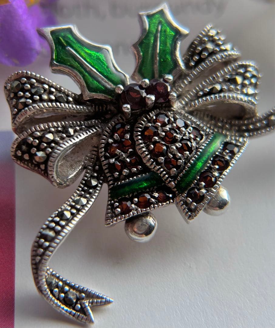 entiere【シルバー925＆ガーネット＆マルカジットのベル】美しいブローチ