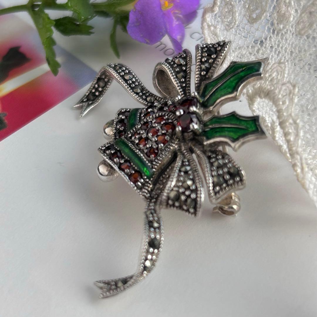 entiere【シルバー925＆ガーネット＆マルカジットのベル】美しいブローチ