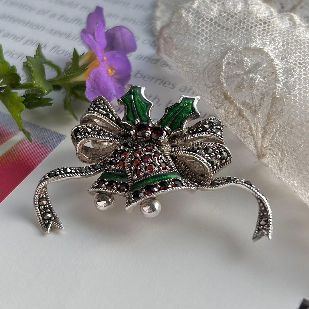 entiere【シルバー925＆ガーネット＆マルカジットのベル】美しいブローチ