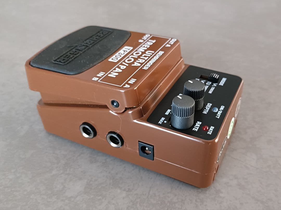 ギター BEHRINGER ULTRA TREMOLO/PAN TP300