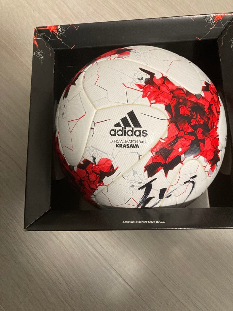 adidas KRASAVA サッカーボール 5号球　公式球　公式試合球
