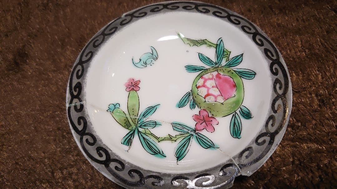 中国美術　李朝　粉彩　蝶の図　豆皿　旧家蔵出し　１客