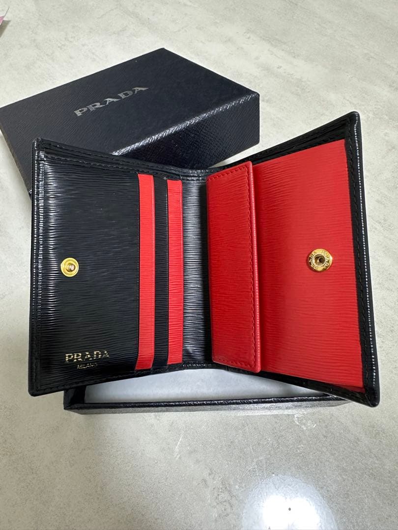 PRADA 二つ折り財布 ブラック/レッド