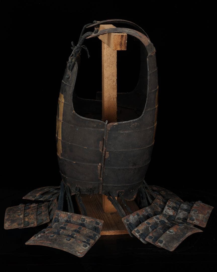 【江戸期 甲冑 胴丸】黒漆塗 二枚胴 草摺付 金箔家 紋 武具 鎧兜 時代物