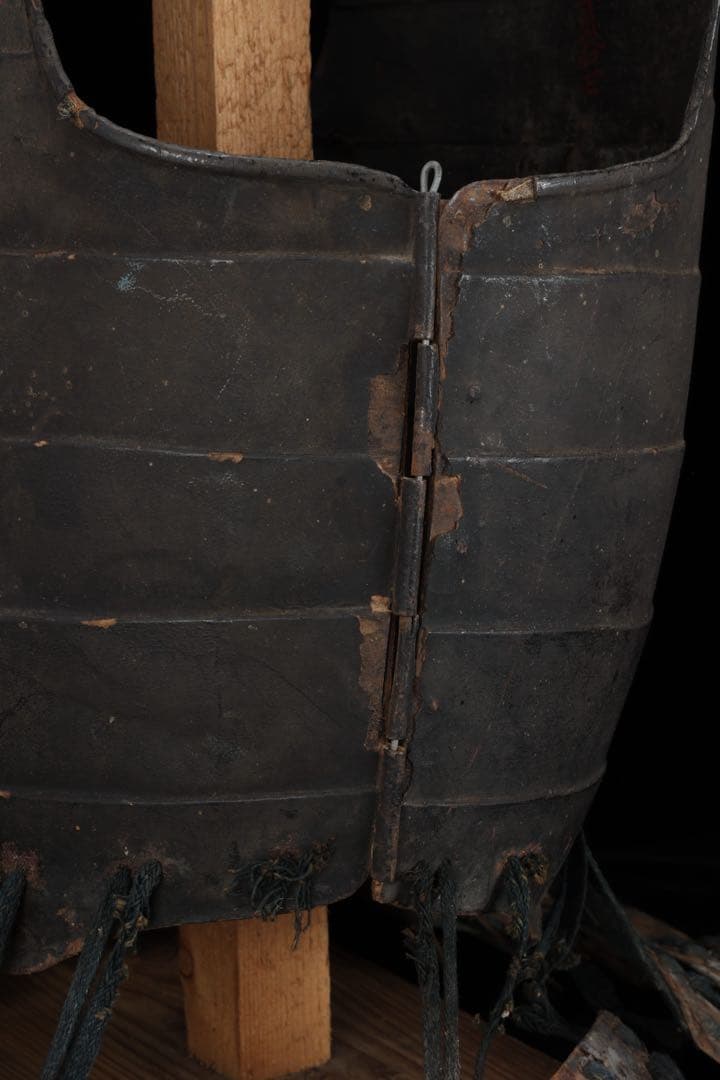 【江戸期 甲冑 胴丸】黒漆塗 二枚胴 草摺付 金箔家 紋 武具 鎧兜 時代物