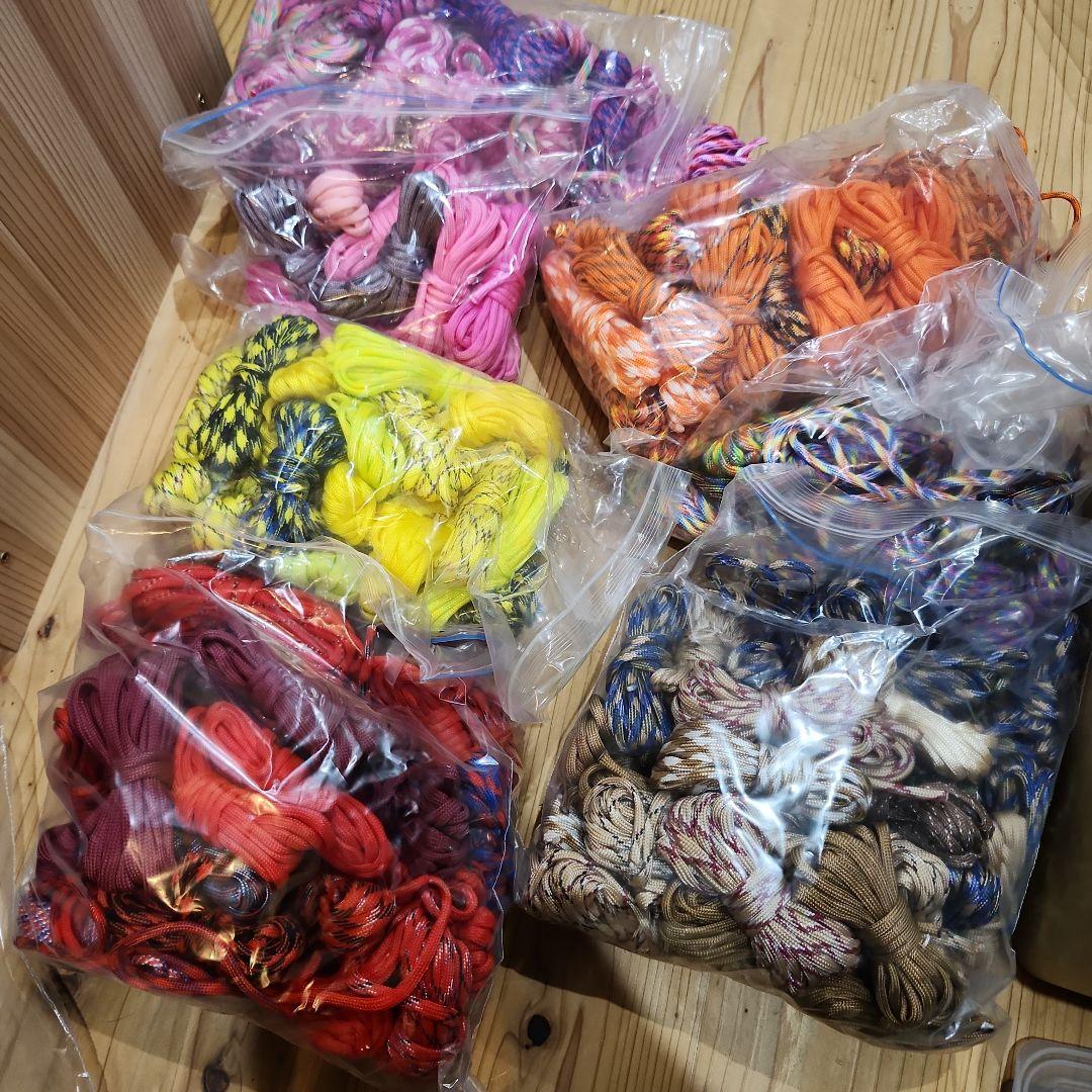 100サイズ箱パラコード紐大量ハンドメイド材料キーホルダーカラビナブレスレット