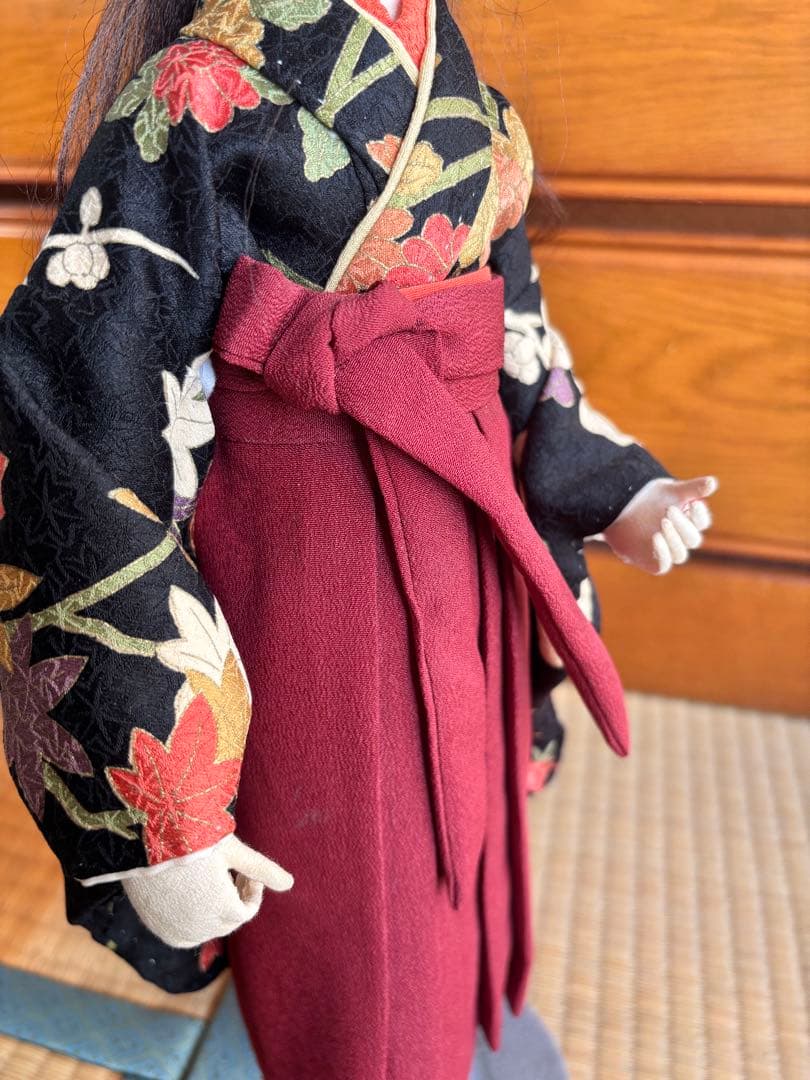 花柄着物の人形 スタンド付き