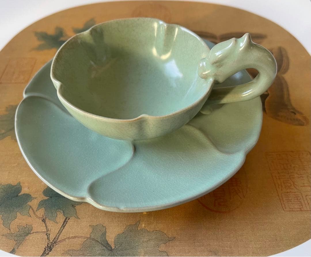 龍泉窯青磁　「龍形茶碗・置皿」セット　希少　美術品