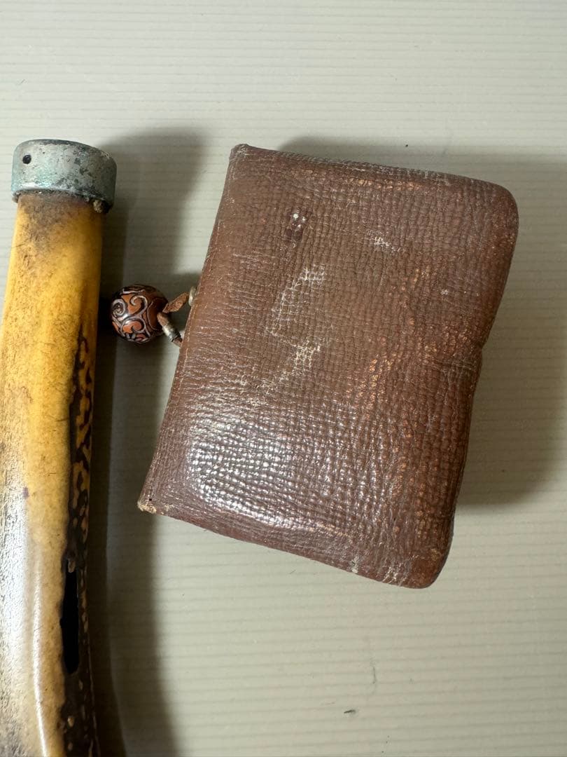 2121  骨董　古い煙草入れ　根付彫刻キセル入れ　時代物