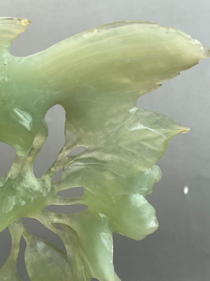 ［美品］翡翠 鳥　彫刻　天然石 木製台座　送料込み