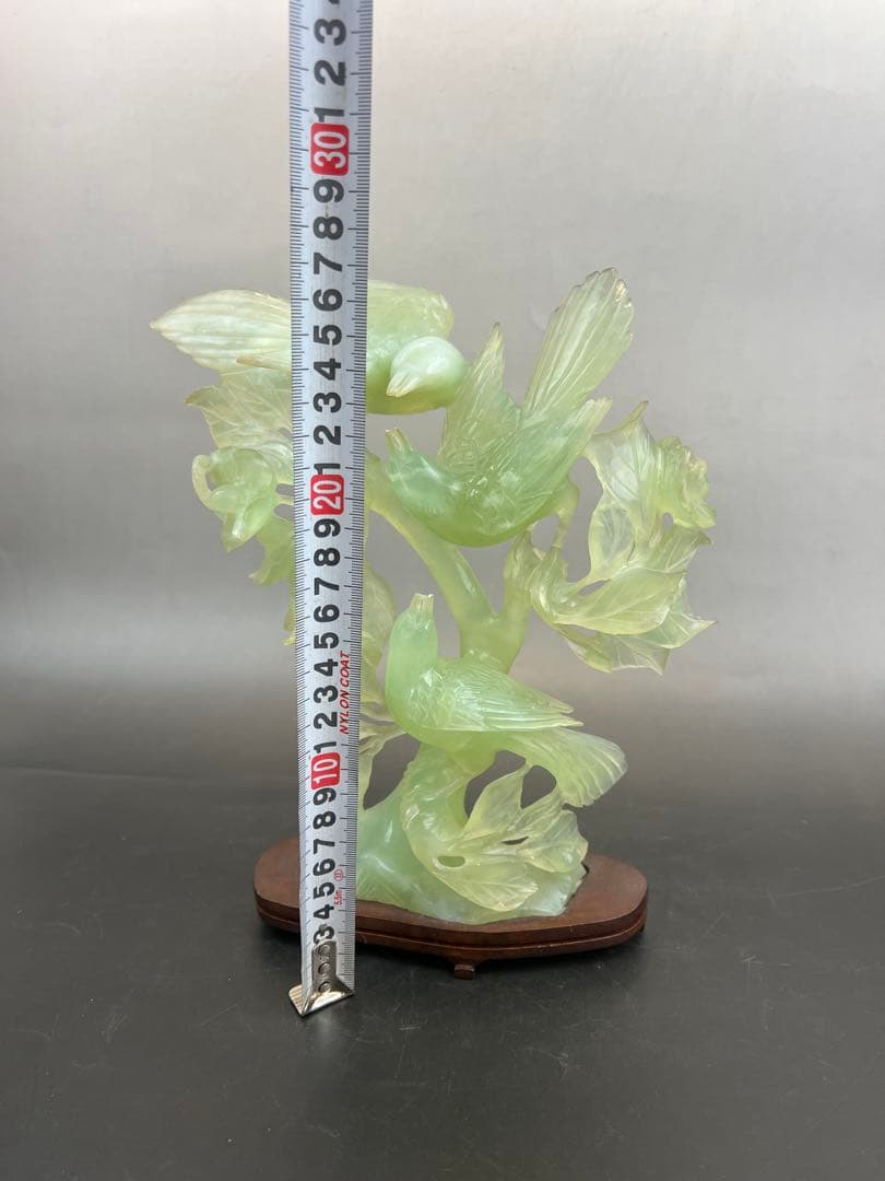 ［美品］翡翠 鳥　彫刻　天然石 木製台座　送料込み