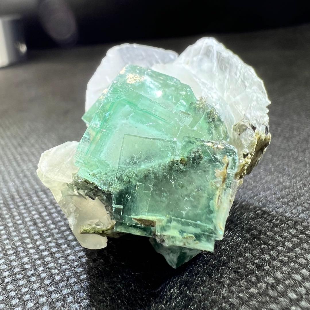 ヤオガンシャン産　カルサイト共生ブルーグリーンウィンドウフローライト