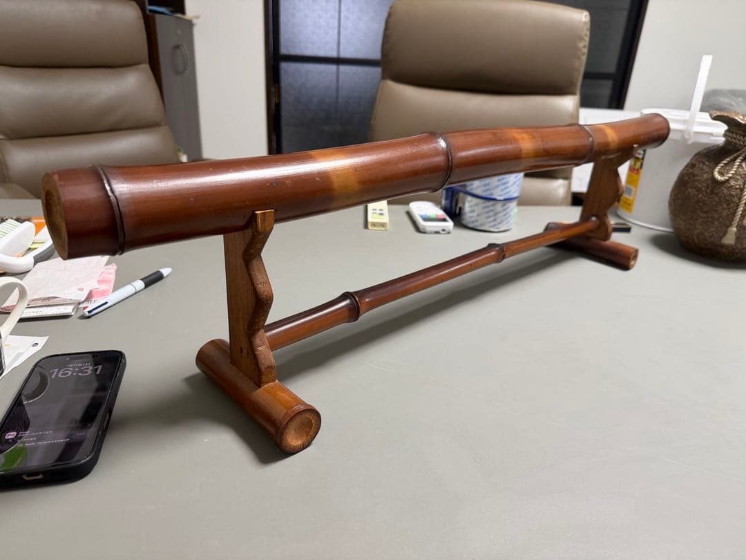 【中治作】竹製 刀掛け 一角 一本掛け 銘あり 煤竹調 伝統工芸 武具 時代道具