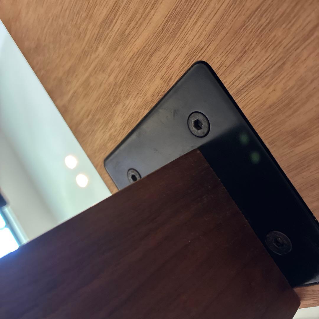 ブラウン木製ダイニングテーブル