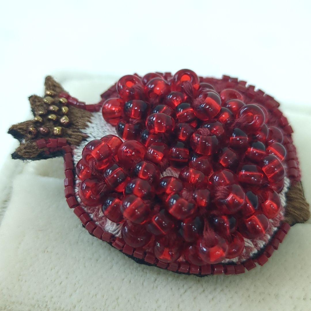 trovelore トロベローレ ブローチ ザクロ ビーズ レッド