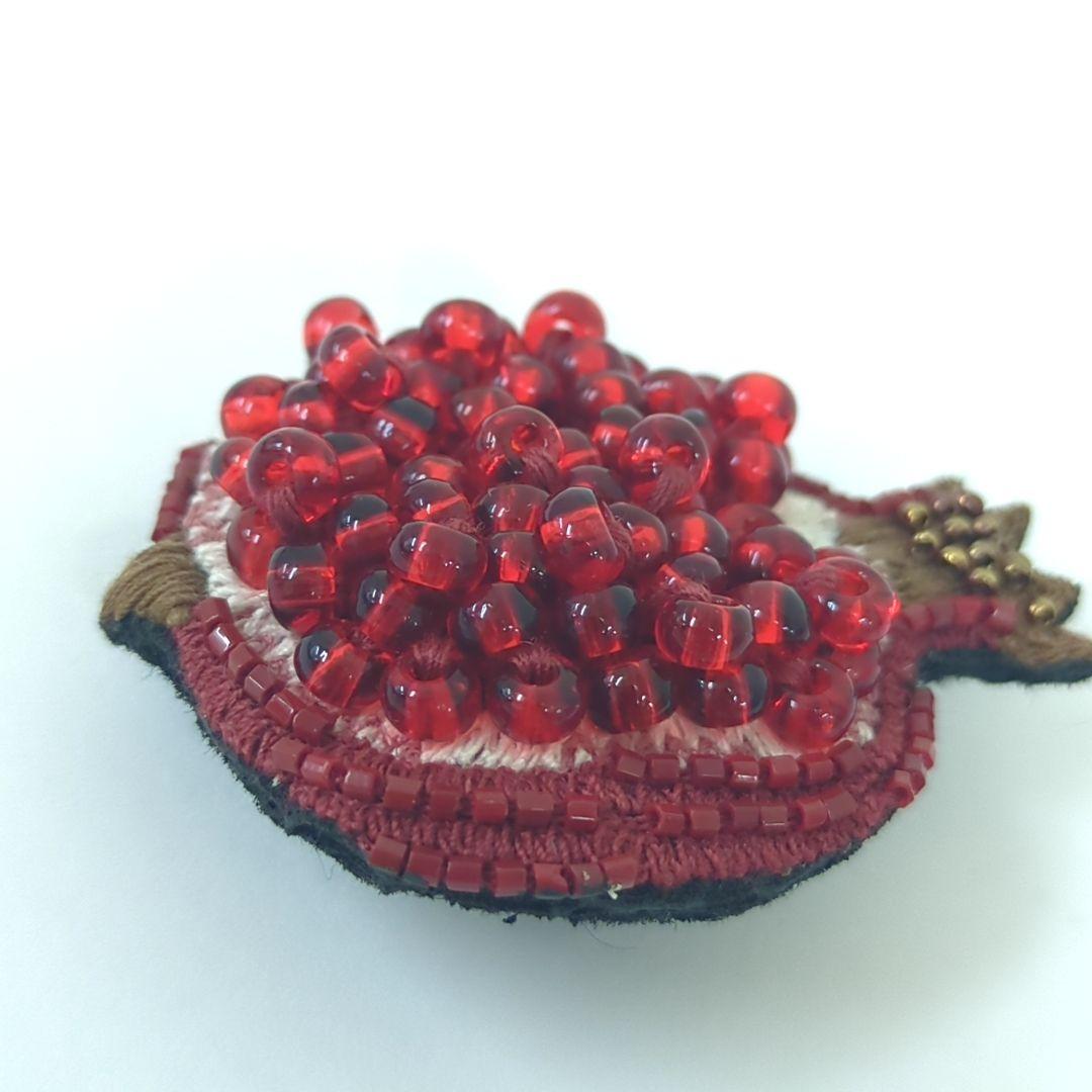 trovelore トロベローレ ブローチ ザクロ ビーズ レッド