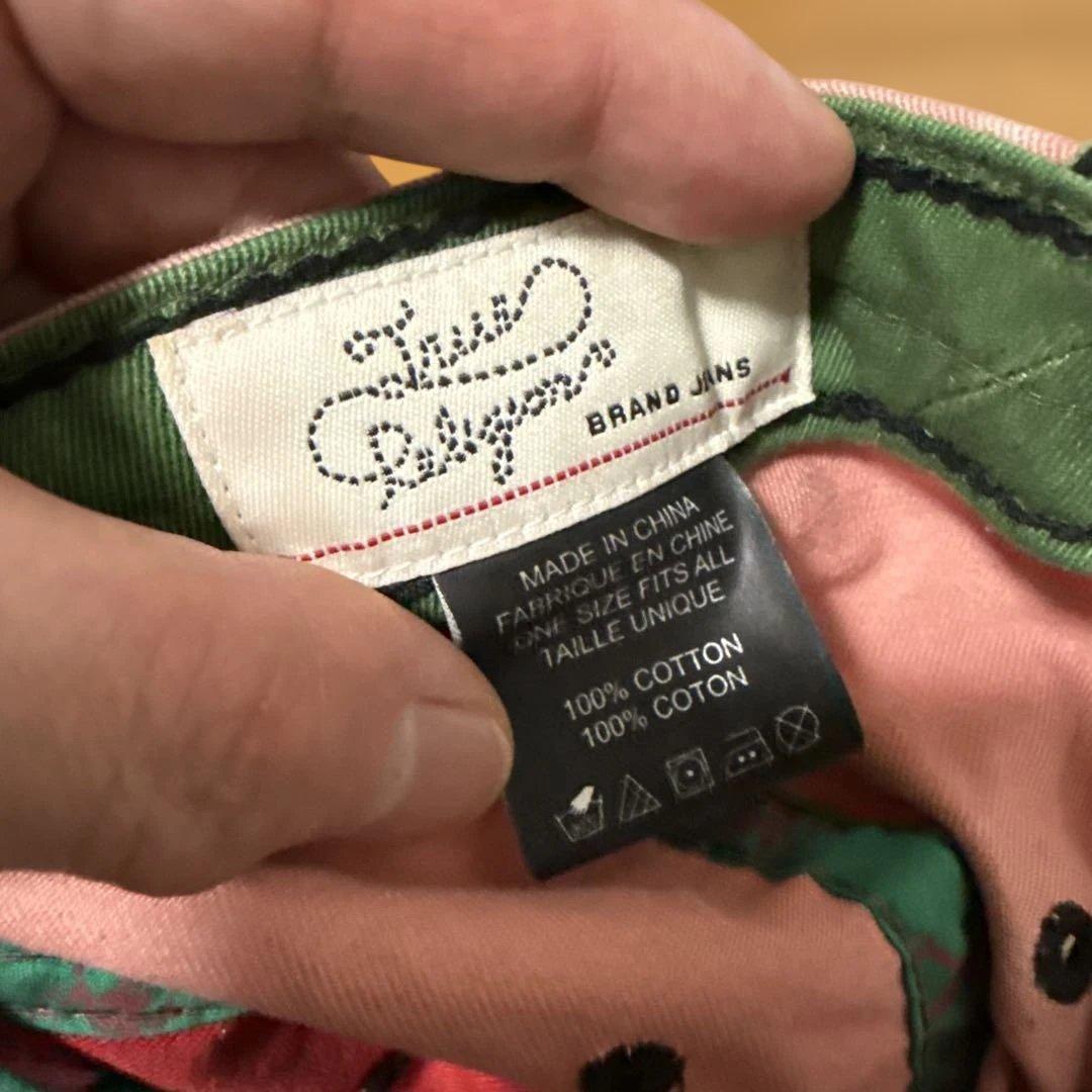 トゥルーレリジョン　緑と赤の刺繍ベースボールキャップ