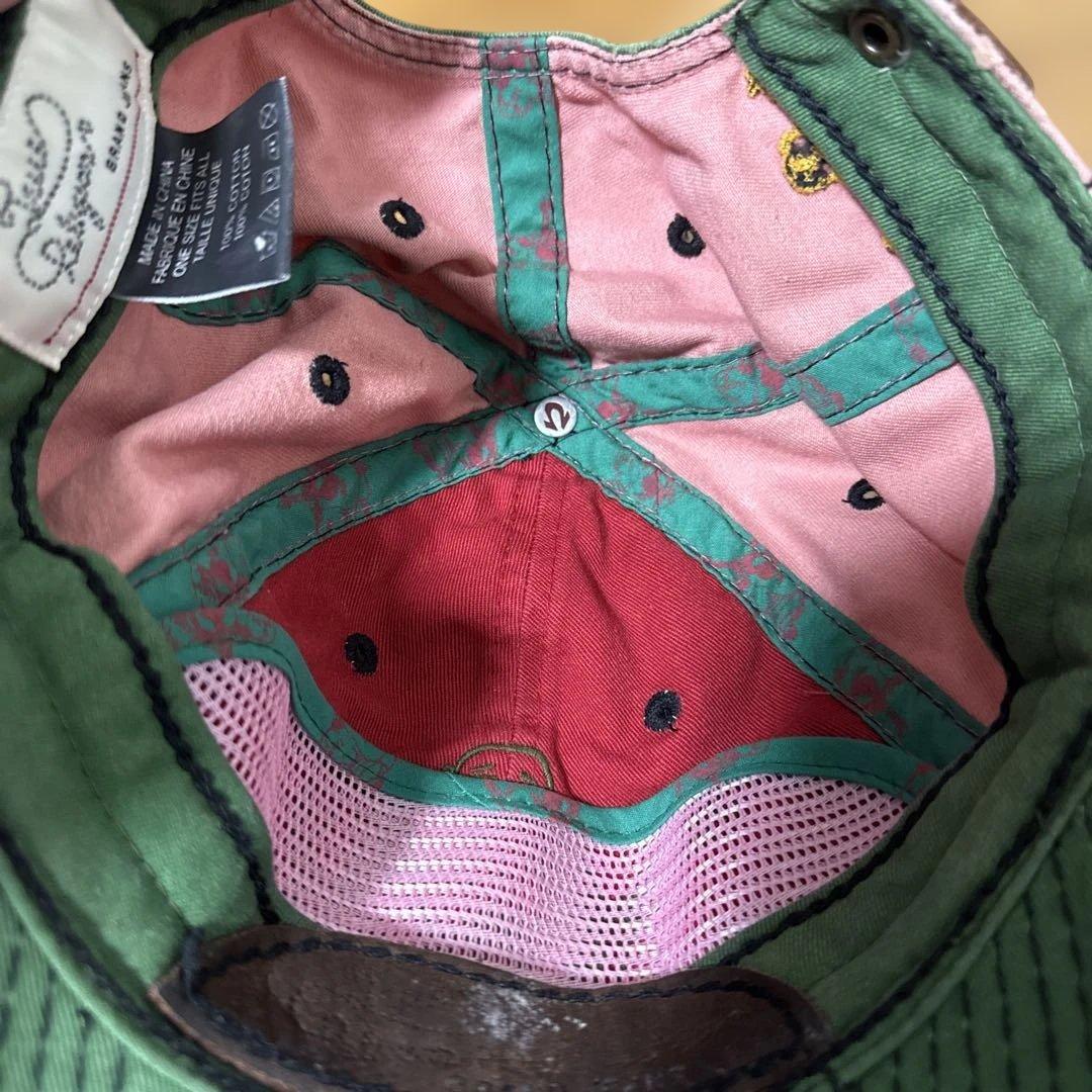 トゥルーレリジョン　緑と赤の刺繍ベースボールキャップ