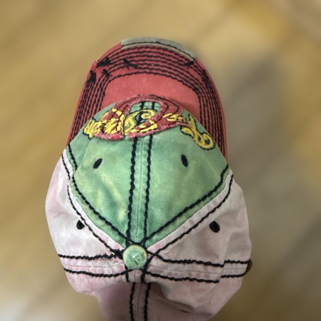 トゥルーレリジョン　緑と赤の刺繍ベースボールキャップ