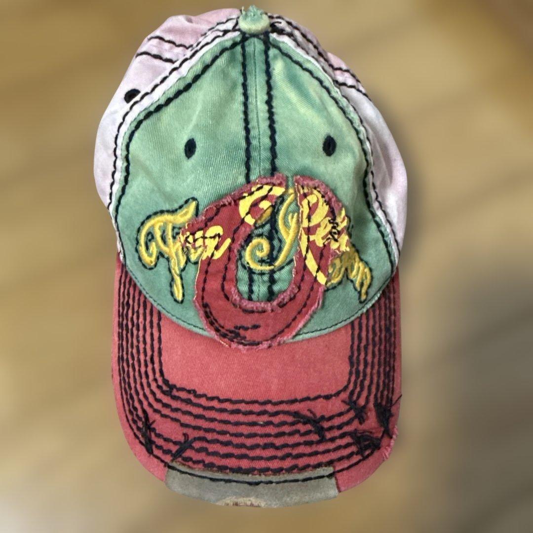 トゥルーレリジョン　緑と赤の刺繍ベースボールキャップ