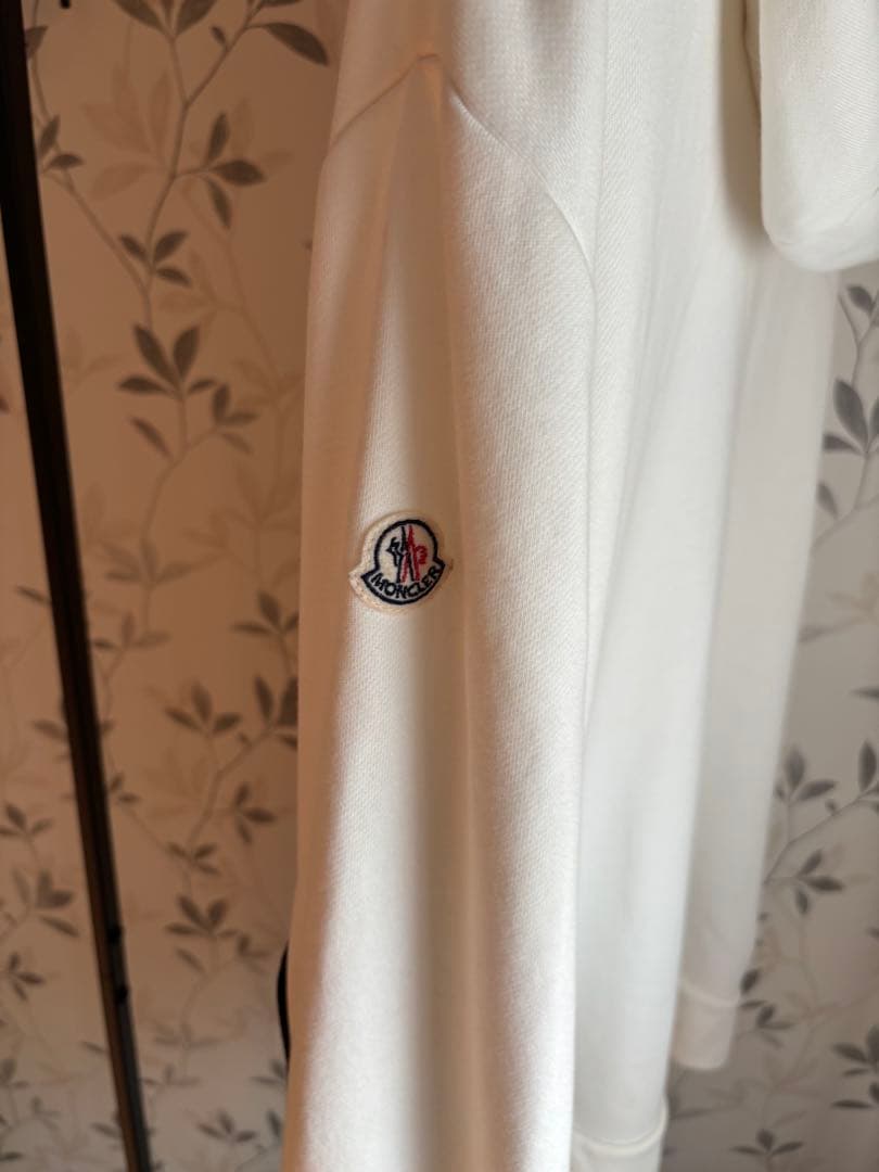 モンクレール　ジップアップパーカー