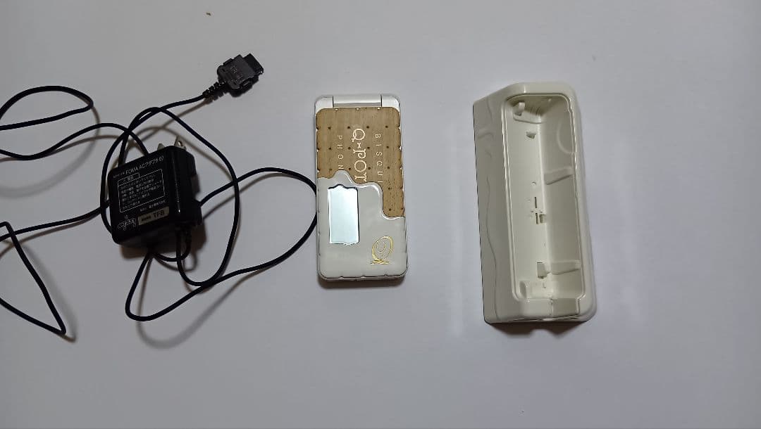 ドコモ　携帯電話　Q-POT SH04C ビスケット　ガラケー