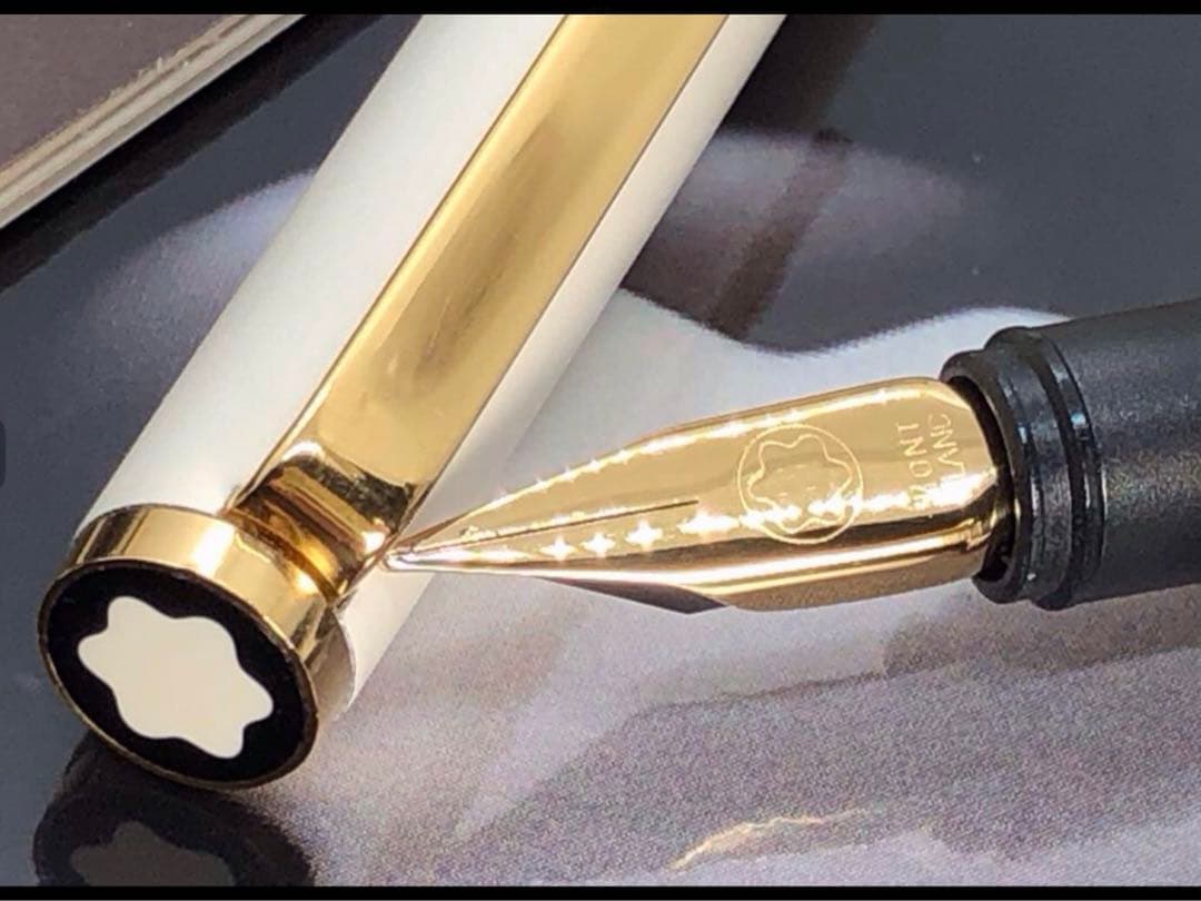 モンブラン　未使用に近い極美品レア純白ホワイトカラー軸SラインNo2118万年筆