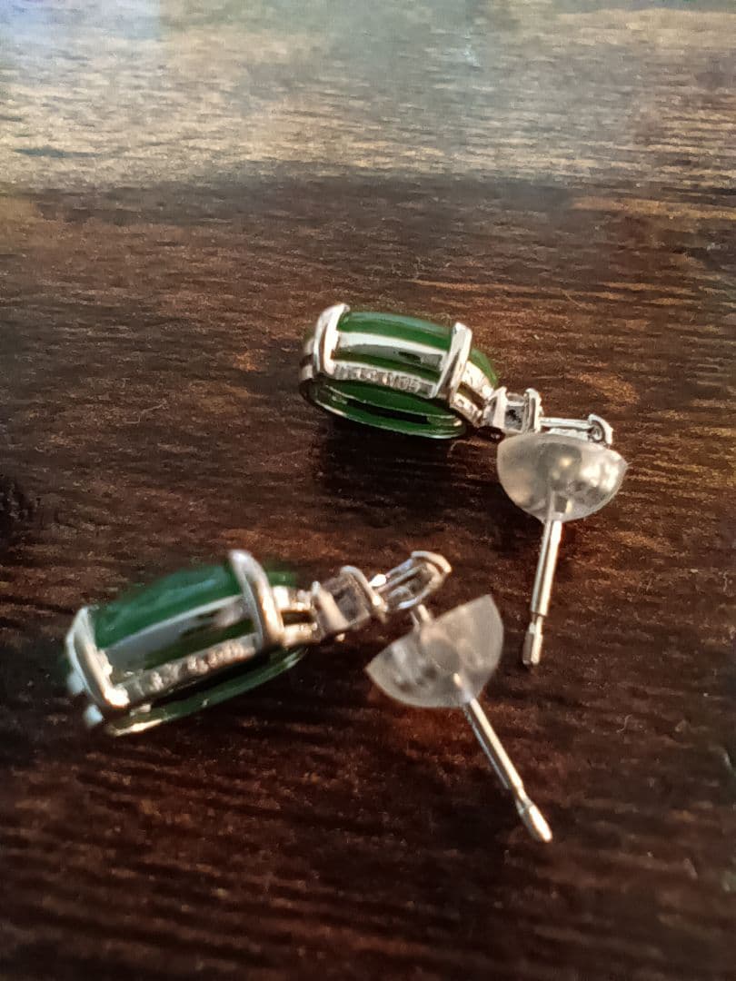 K18WG緑色ストーンのペンダントとPT900スタッドピアスセット