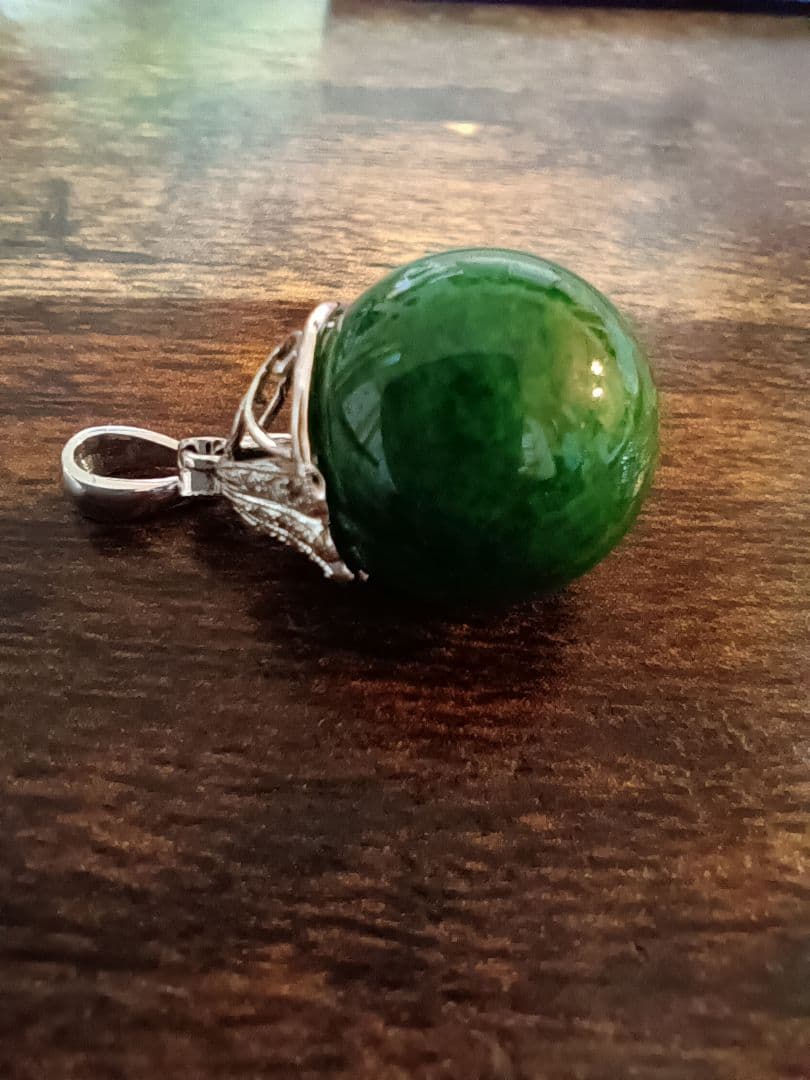 K18WG緑色ストーンのペンダントとPT900スタッドピアスセット