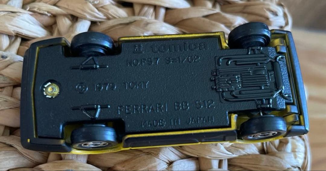 〈トミカ〉F57 フェラーリ　FERRARI BB 512 ミニカー