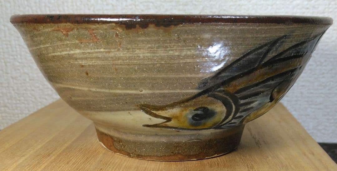 人間国宝 金城次郎 壷屋焼マカイ(刷毛目笑魚紋茶碗）栞 共箱 美品 壺屋焼 上作