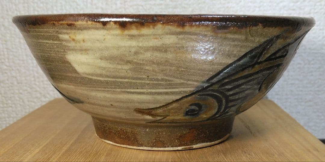 人間国宝 金城次郎 壷屋焼マカイ(刷毛目笑魚紋茶碗）栞 共箱 美品 壺屋焼 上作