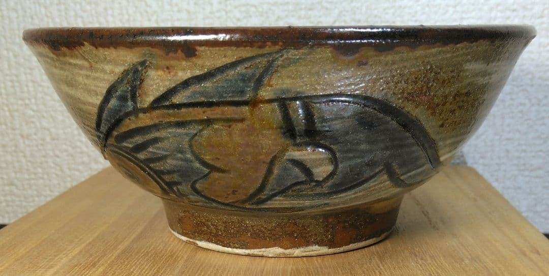 人間国宝 金城次郎 壷屋焼マカイ(刷毛目笑魚紋茶碗）栞 共箱 美品 壺屋焼 上作