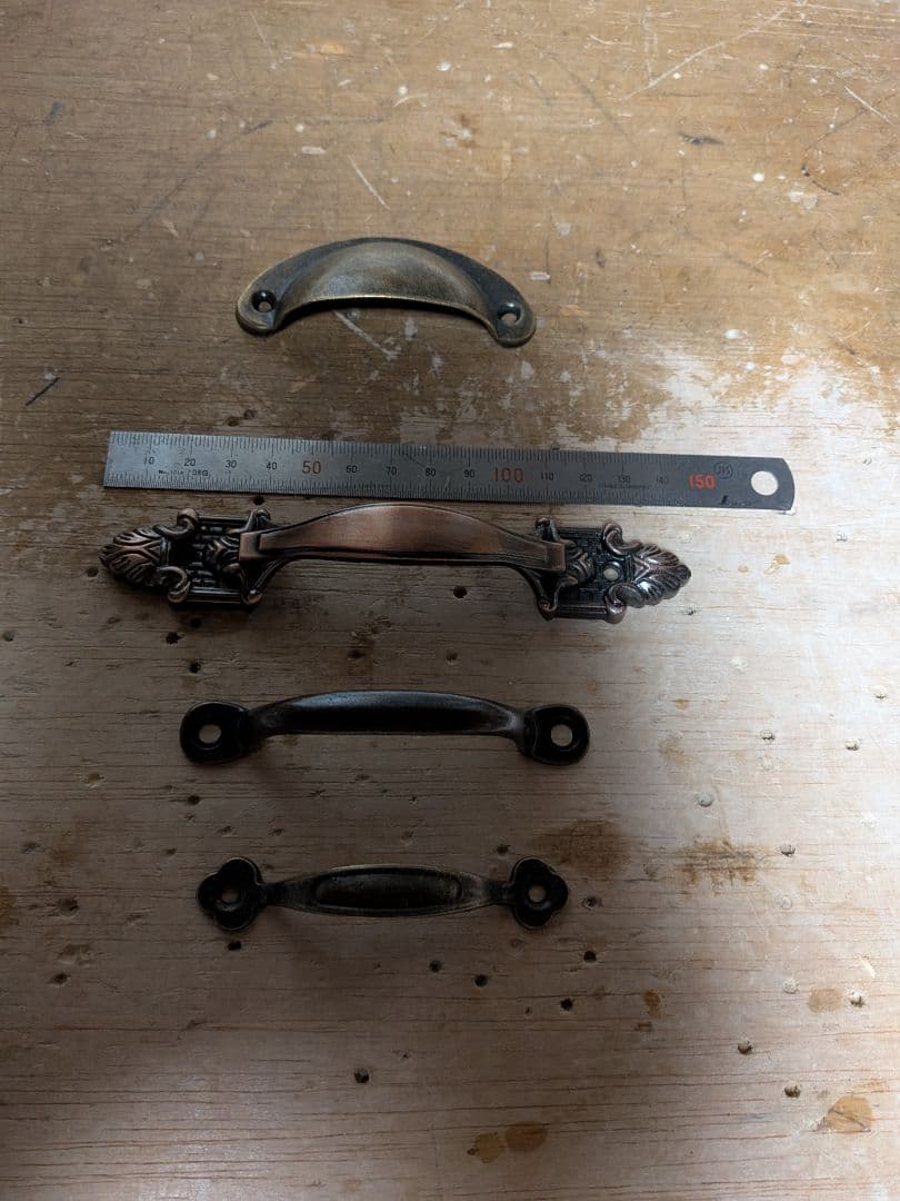 ろくろ脚の引き出し付きテーブル