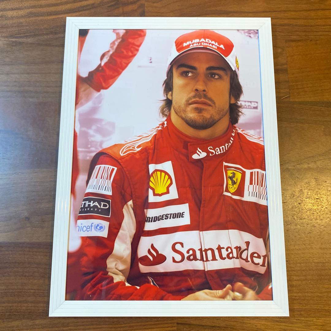 フェルナンド・アロンソ 直筆サイン入りフェラーリガイド ＆ 額装付きA4判写真