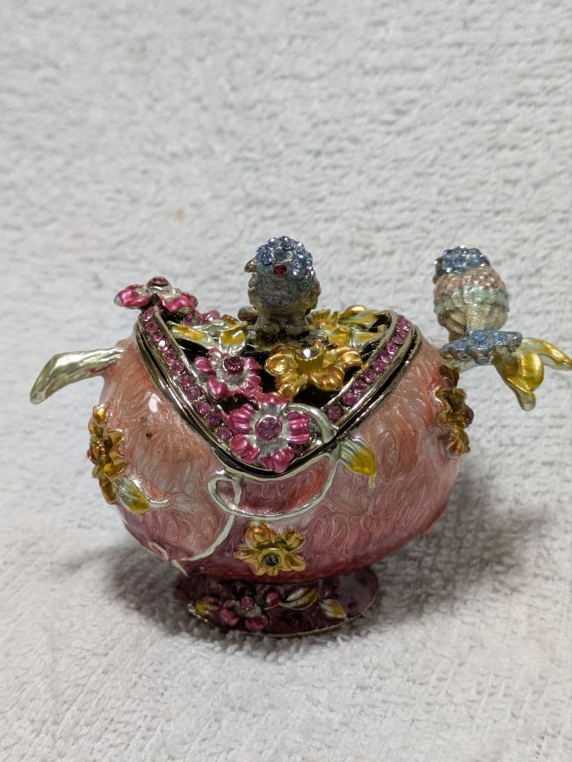 ピンクの花と鳥のハート型小物入れ